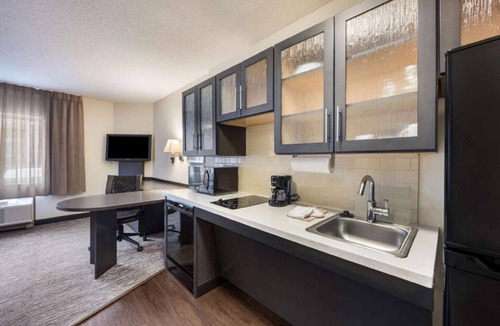 Gwinnett Place Hotel | Your Home Away From Home! Pet-friendly Unit w/Kitchen! Near Webb Bridge Park!