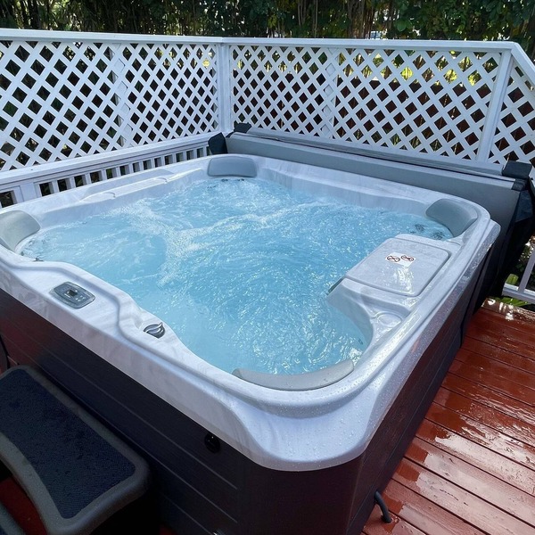 Amazing Location & Beach. 200 plus 5-Star Reviews! Hot Tub, AC, 4 Bikes & More!
