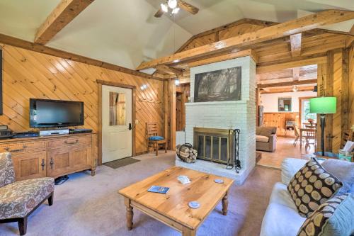 1 Mi to Downtown BBH: Coastal Cabin w/Deck & Yard