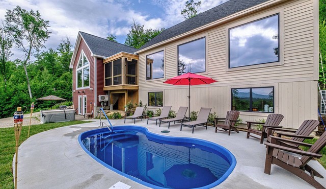 10 Min to Sunday River, Sleeps 16, Pool Heated Year-Round, Mountain Views