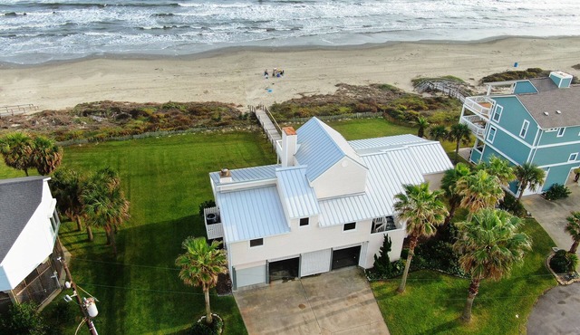 125ft of Beachfront, Private Walkover and Lawn, Front Row Views, Sleeps 14