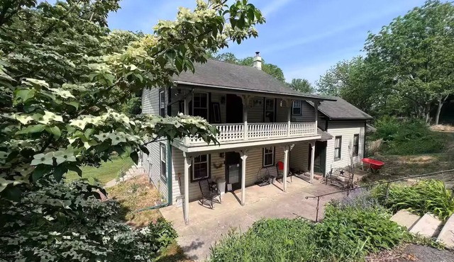 1893 Farmhouse - 6 beds for your family in on a farm in Robesonia