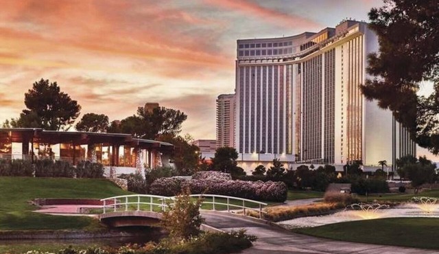 2-bedroom Condo in Las Vegas Country Club! AC, pools, hot tubs and a gym!