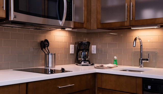 2 Bedroom Suite! Free Breakfast Buffet. Pool, Hot Tub & Waterslide Access.Close to Salt Palace Convention Center
