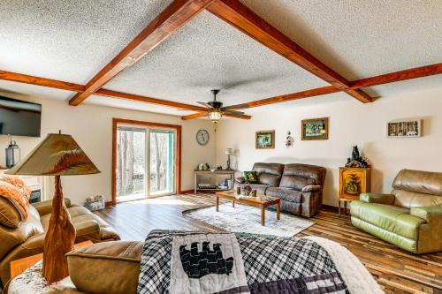 2 Mi to Lake Champlain! 4 Riverfront Cabins