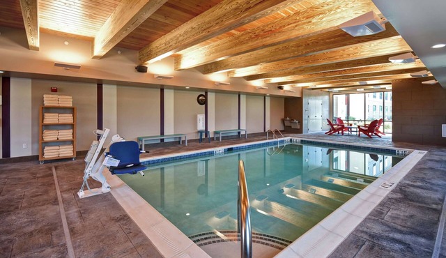 2 Spacious Studio Units l Escape w/Indoor Pool, BBQ Area & Free Breakfast
