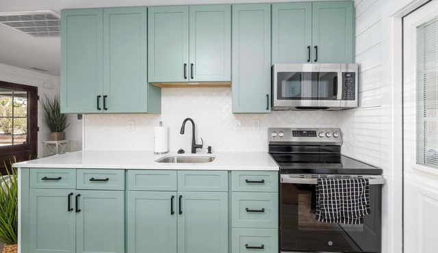 2BR Bungalow -patio space-dog friendly- sleeps 4