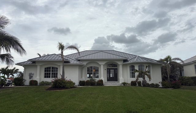 3 bedroom 4 bathroom house , heated pool , close to market and dining .