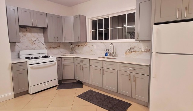 3-bedroom apartment in charming Brooklyn with AC, WiFi. Enjoy your stay