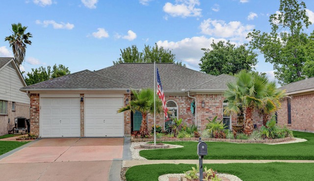 3-bedroom house in South Houston area with private pool