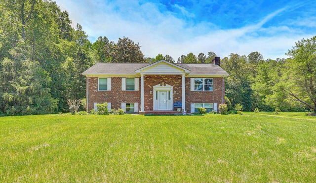 3 Mi to Dtwn: Spacious Warsaw Retreat w/Huge Yard