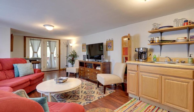 3 Mi to Great Smoky Mtn NP: Riverfront Retreat