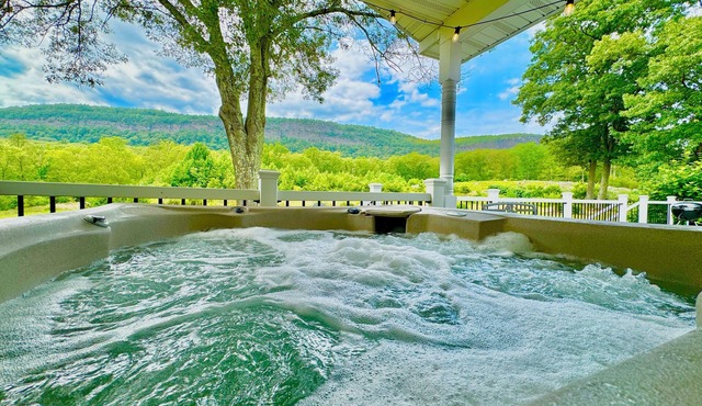 4 BD stunning mountain views family home w/hot tub, sauna, and fire pits