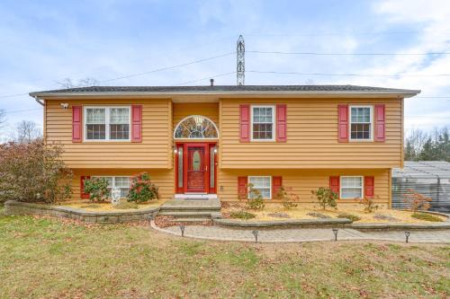 4 Mi to Hudson River: Cozy Newburgh Home!