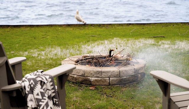 4BR Lake Access Cottagen Sauna + Firepit w/WiFi TV