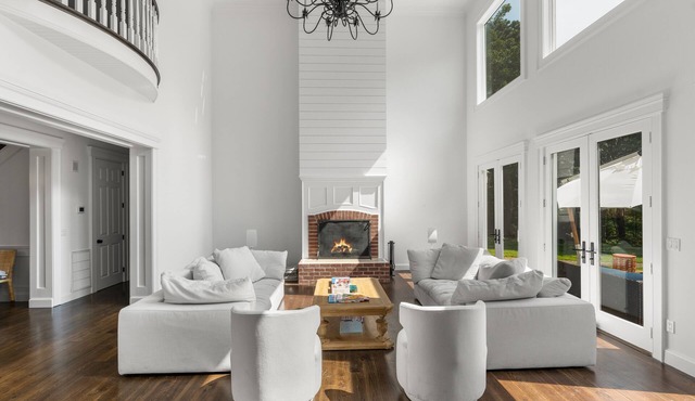 5 acre 6 bdrm Estate; large pool and hot tub between Sag Harbor and East Hampton