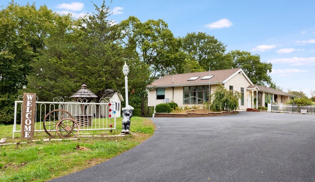 5-bedroom serene retreat in charming Monroe