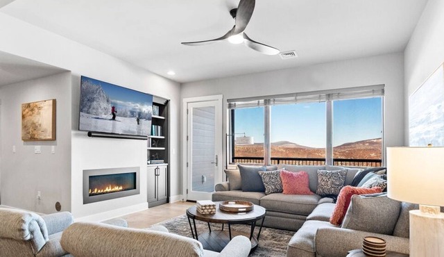 5-Star Lux Condo, Heated Pool, Hot Tub, Ski in/out @ Windham