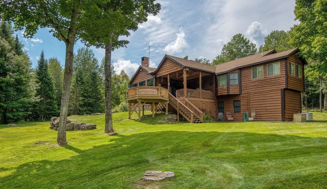 7 Valley View Lodge - Private, exquisitely decorated chalet close to downtown Rangeley.