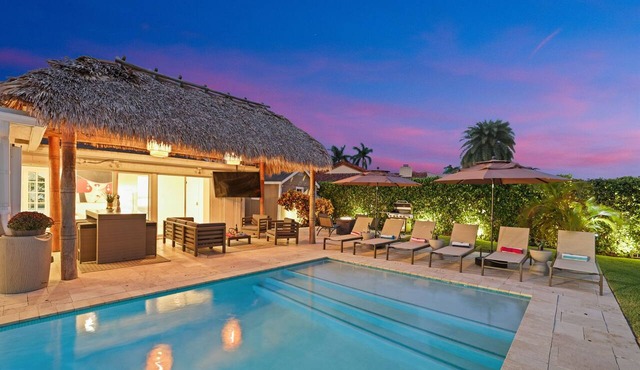 702A | Waterfront | Sleeps 8 | Heated Pool |Tiki Hut |Fire Pit |by DelrayNightly