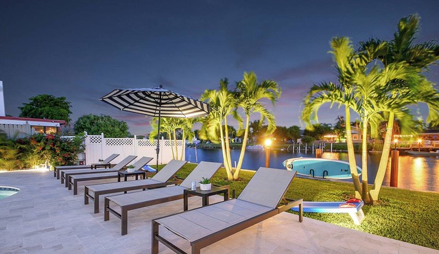 796 | Waterfront | Sleeps 10 | Heated Pool |Tiki Hut |Fire Pit |by DelrayNightly