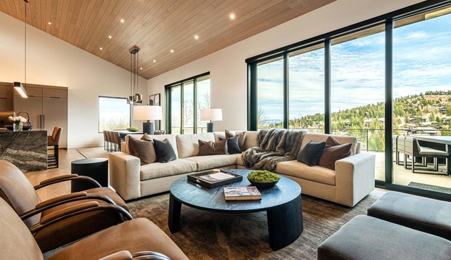 7BR Deer Valley Retreat with home theater and hot tub + short 3 minute walk to ski in/ski out