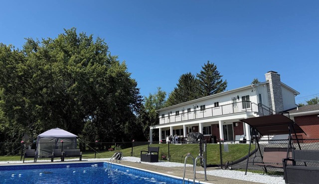 8 Beds Waterfront, Heated Pool, Sauna, Fish, Boat By Track-Town Golf-SPAC-Ski