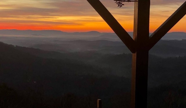 A Private Mountain Retreat with Stunning Views, Cozy Spaces, and Rustic Elegance in Purlear