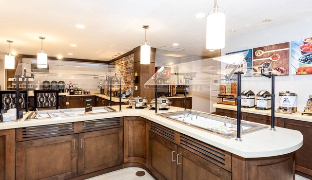 ADA 2BR Suite w/Accessible Tub | Free Breakfast!