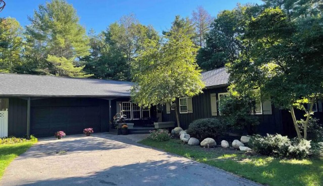 Adirondack 4bed 2bath Cottage close to the village with Hot Tub