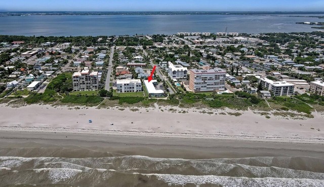 Affordable 2BR Main floor unit RIGHT ON THE BEACH! 1 King & 2 Queen Beds!