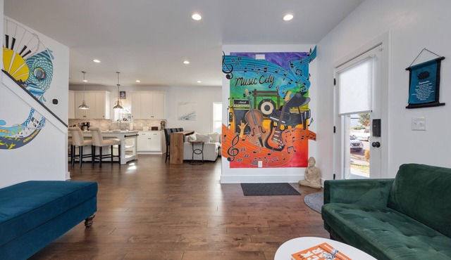 Artsy Nashville Retreat 5 Min to Broadway + HotTub