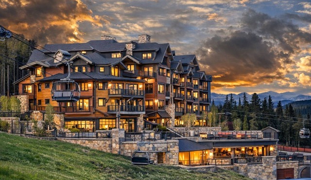 Autumn Escape; 1-bedroom suite, sleeps 4 in beautiful Breckenridge on Peak 8