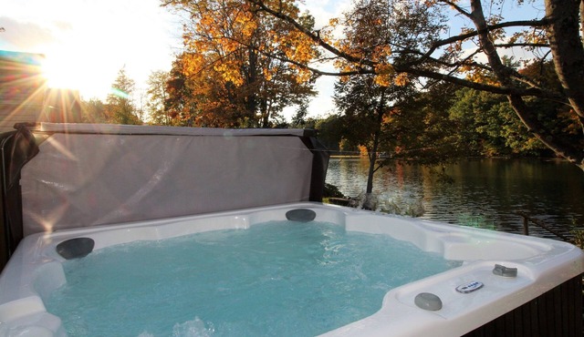 Avon Lakeshore - Waterfront retreat with hot tub!