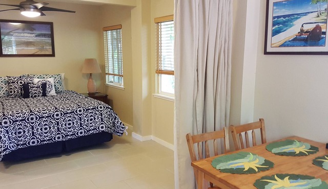 Awesome private studio w/AC one block to Sunset Beach