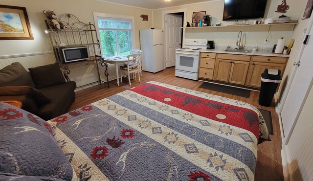 *Baby Bear* Bear-A-Dice CABIN Hot tub, firepit, BBQ hiking trails near Cassino