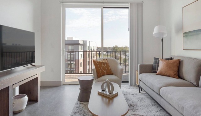 Barsala l Modern 2BD overlooking a sparkling pool, fast Wi-Fi