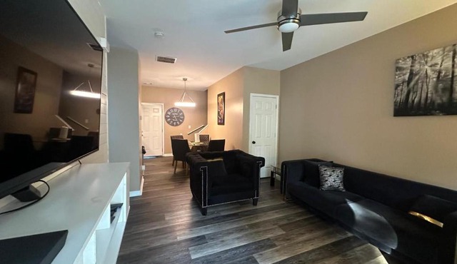 Basic 4 bedrooms with 7 beds 15 min from downtown sleeps 9 Adults comfortably for Work crews and Large groups