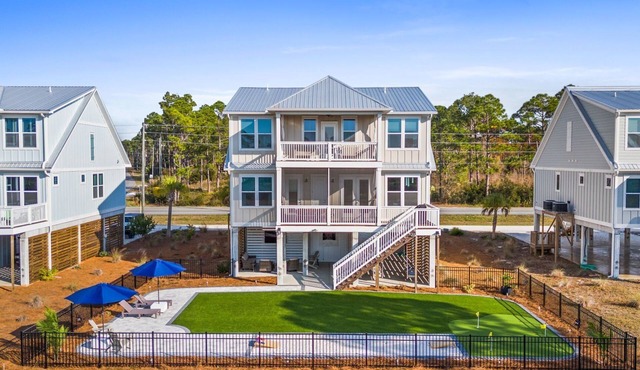 Bayfront 4BR Home with Sunset Decks, Putting Green & Bonus Game Room