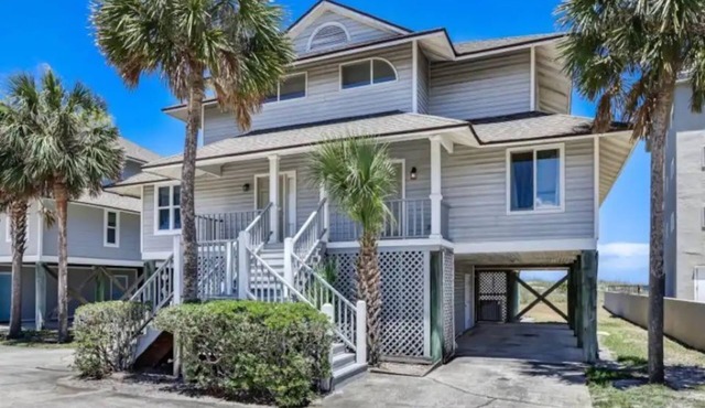 Beach Front Waves Beautiful views Great location