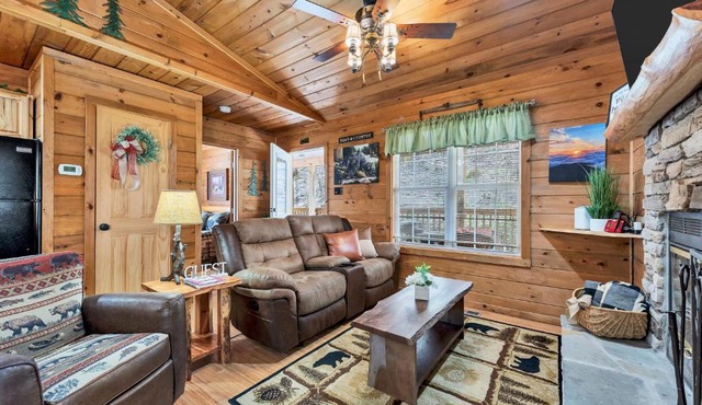 Bear's Den in Townsend