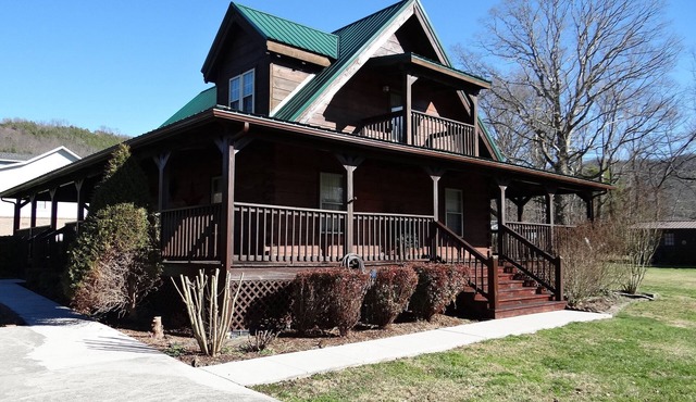 Beautiful 2 Bedroom Cabin No Steep Roads Some Mountain View Large Yard