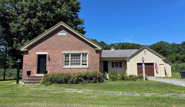 Beautiful & Charming 3bedroom house with WiFi & Air Conditioning on NH/VT Border
