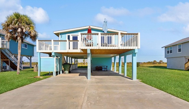 Beautiful dog-friendly home w deck & ocean view - enclosed yard, steps to sand
