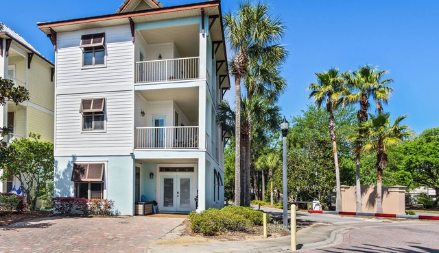 Beautiful family home minutes from the beach and a huge resort style pool!