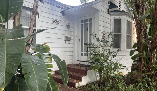 Beautiful house in top location Grove Park, Miami with free parking.