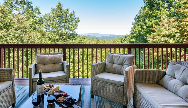 Beautiful house with breathtaking views and a hot tub close to Brevard!