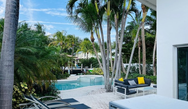 Beautiful Mid-Century Modern SFR on the water , 10 minutes from Las Olas Blvd