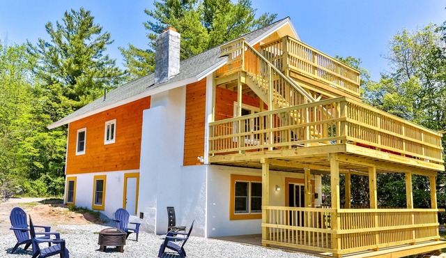 Best Mountain Views Triple level Deck/w Hot tub Brand New Home Sleeps 30!