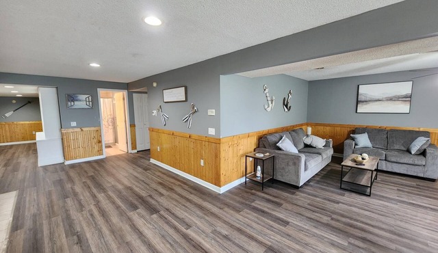 Best sunset views on the lake, renovated 3 bedrooms, 2 bath sleeps 8 people.